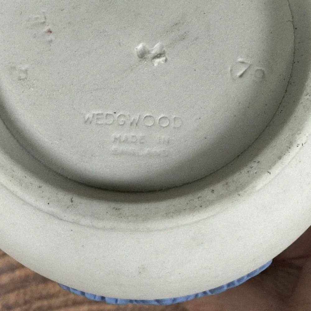Wedgwood Cameo Bud Vase Lavender (Pale Blue) on‎ Cream Color Jasperware England
